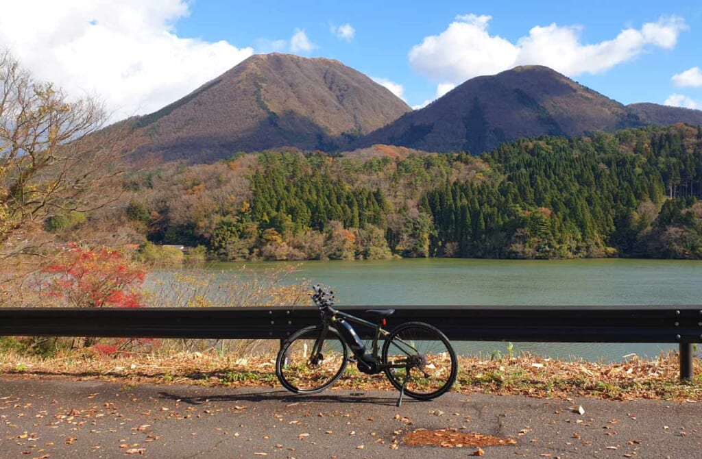 Un vérlo devant un lac et des montagnes au Japon