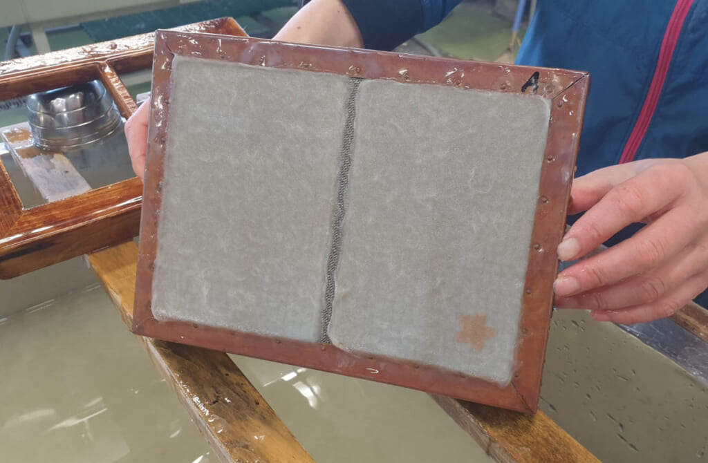 Du papier washi en cours de fabrication