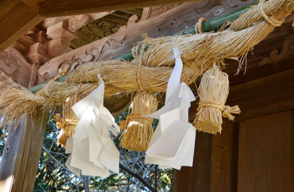 Corde tressée au dessus d'un sanctuaire japonais