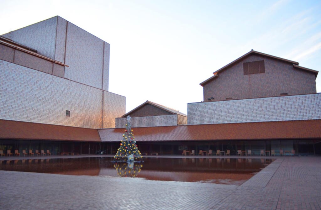 Un bâtiment japonais recouvert de tuiles