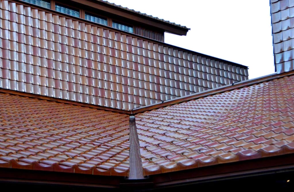 Tuiles japonaises sur un bâtiment de Masuda