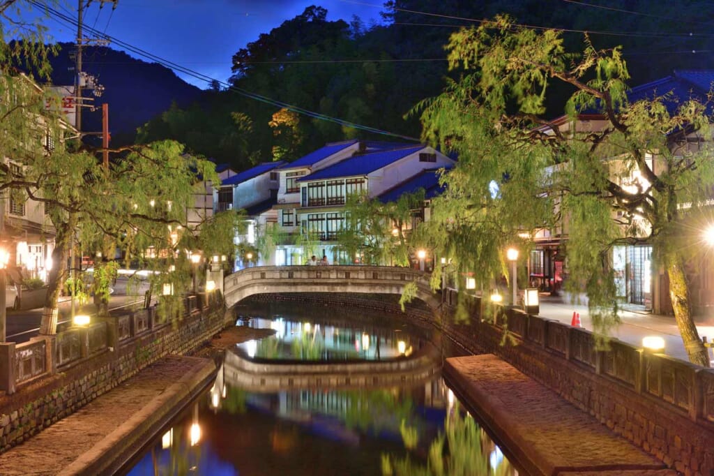 Le canal de la station thermale de Kinosaki Onsen la nuit