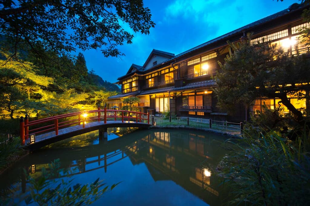 Ryokan japonais de luxe vu de nuit