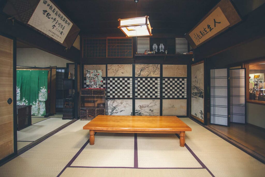 pièce en tatamis d'une boutique de location de kimonos à Kakunodate