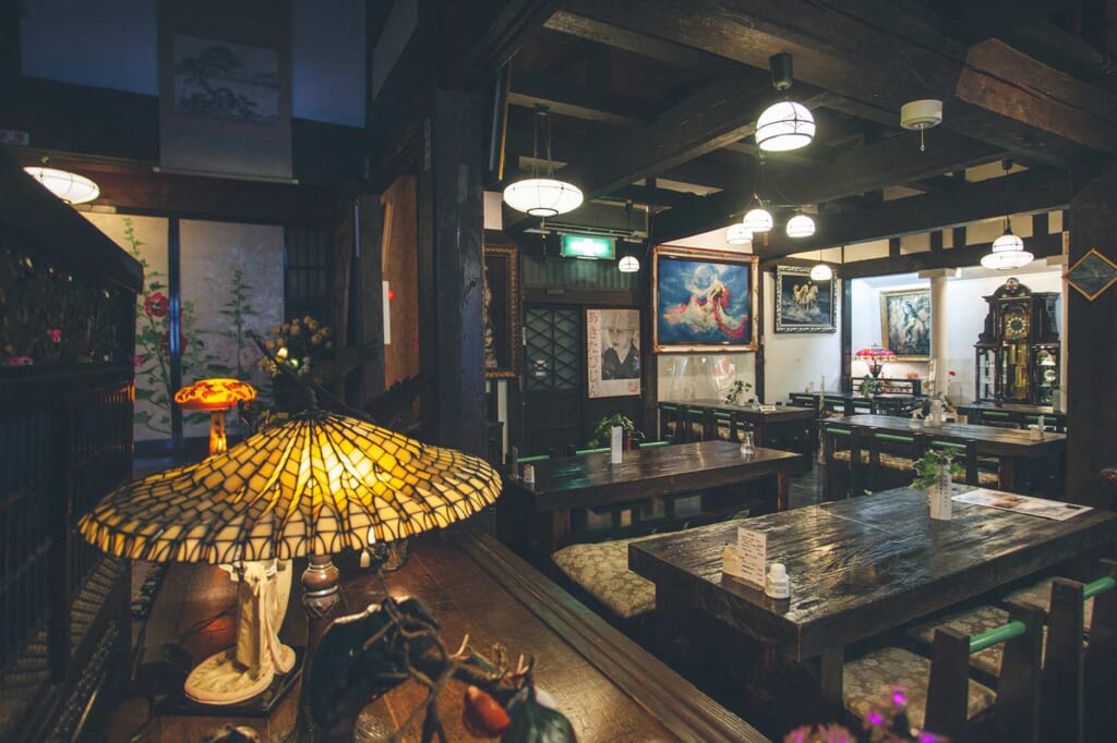 Un restaurant japonais traditionnel avec une décoration internationale à Kakunodate