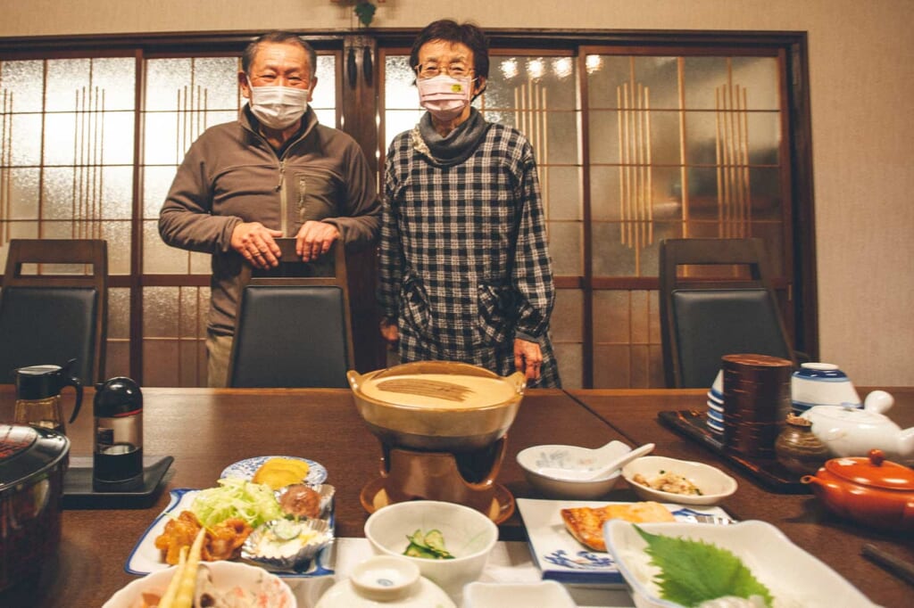 Les propriétaires d'une ferme japonaise accueillant des visiteurs
