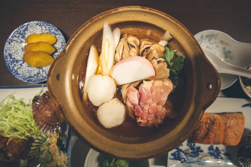 Un nabe de poulet et de légumes de saison servi dans une ferme de Tazawako