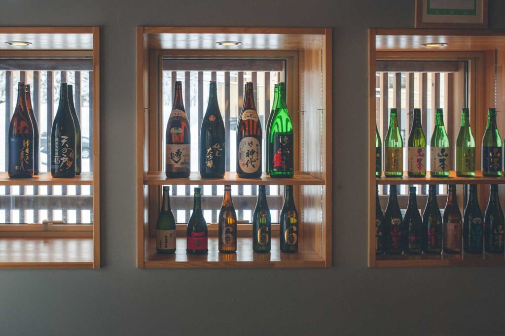 Des bouteilles de saké japonais dans un restaurant de Tazzawako