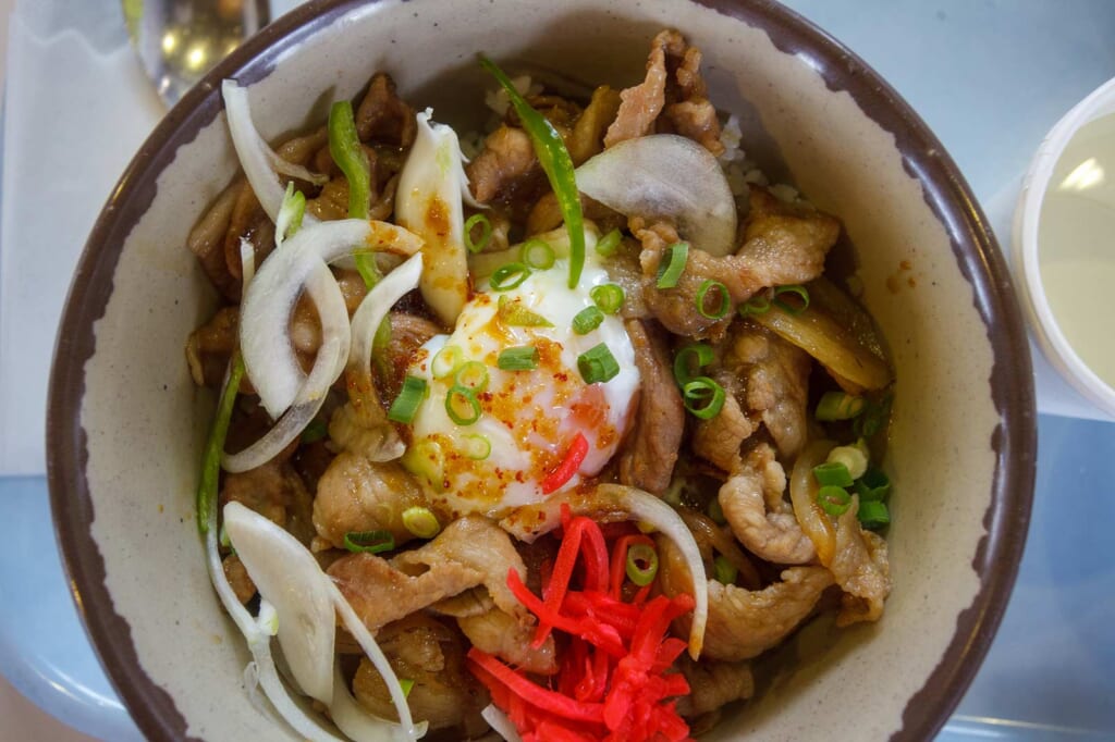 Un plat japonais servi à Semboku