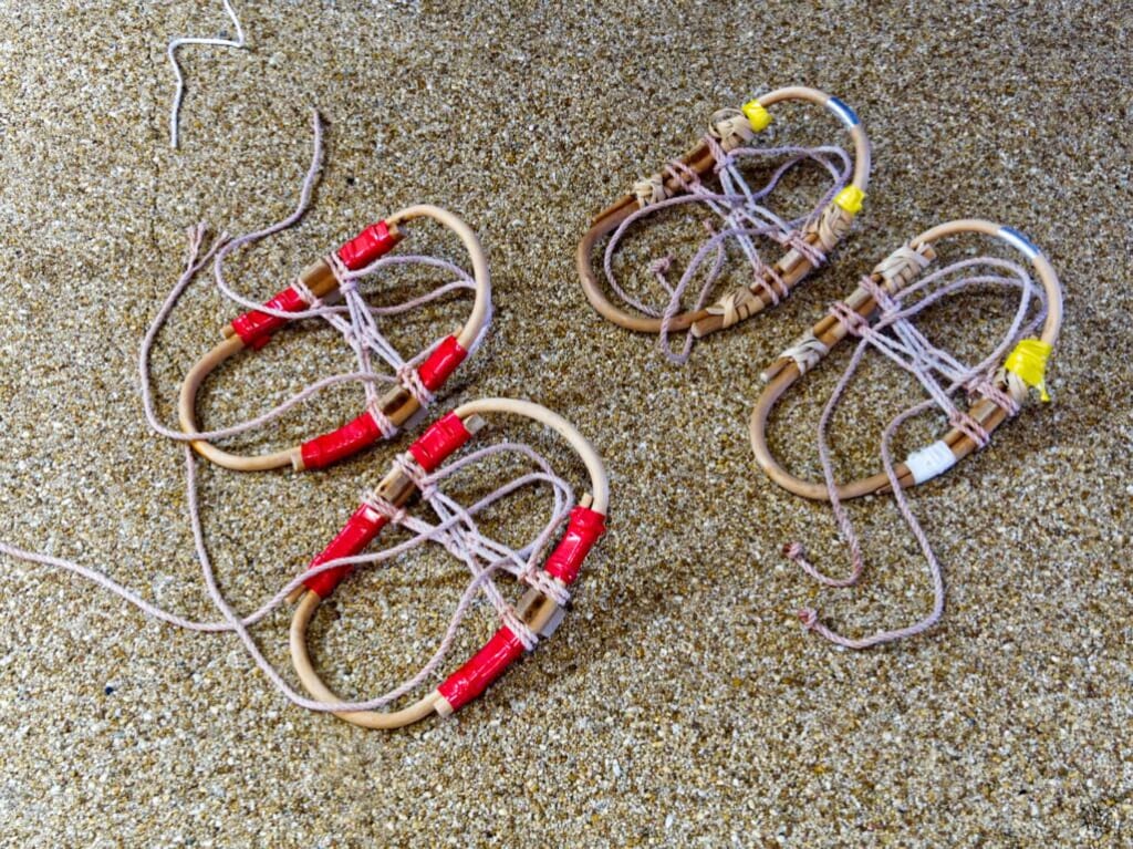 Deux paires de kanjiki, des raquettes traditionnelles japonaises