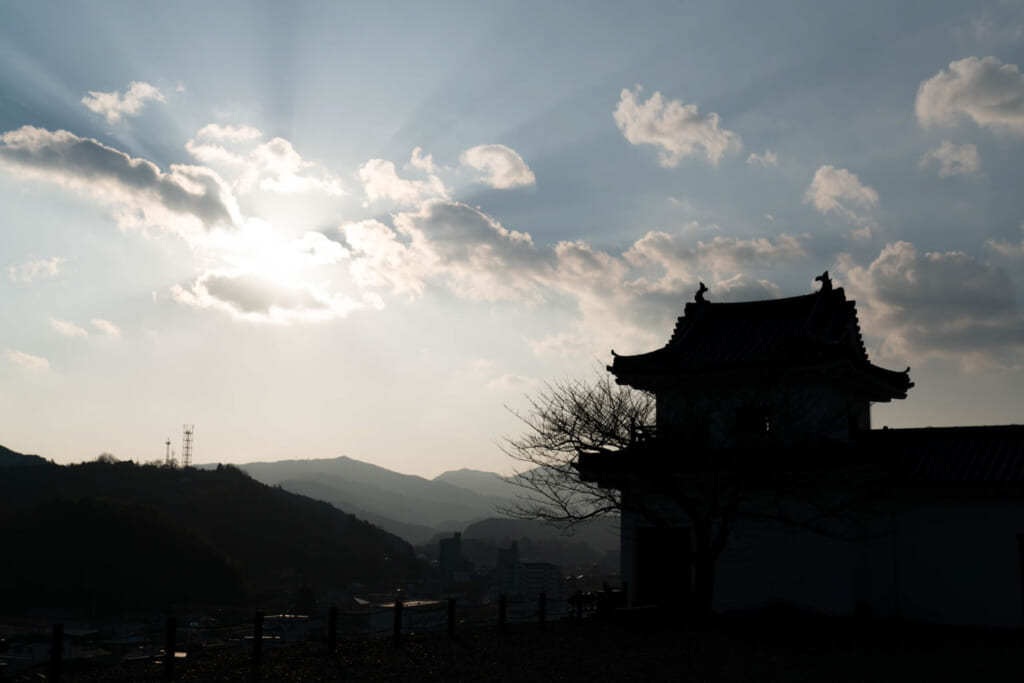 un château japonais en contre jour