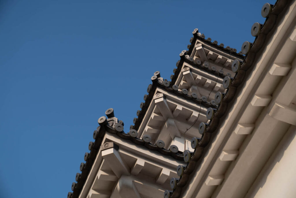 Toit vu du dessous d'un château japonais à Ozu, dans la préfecture d'Ehime