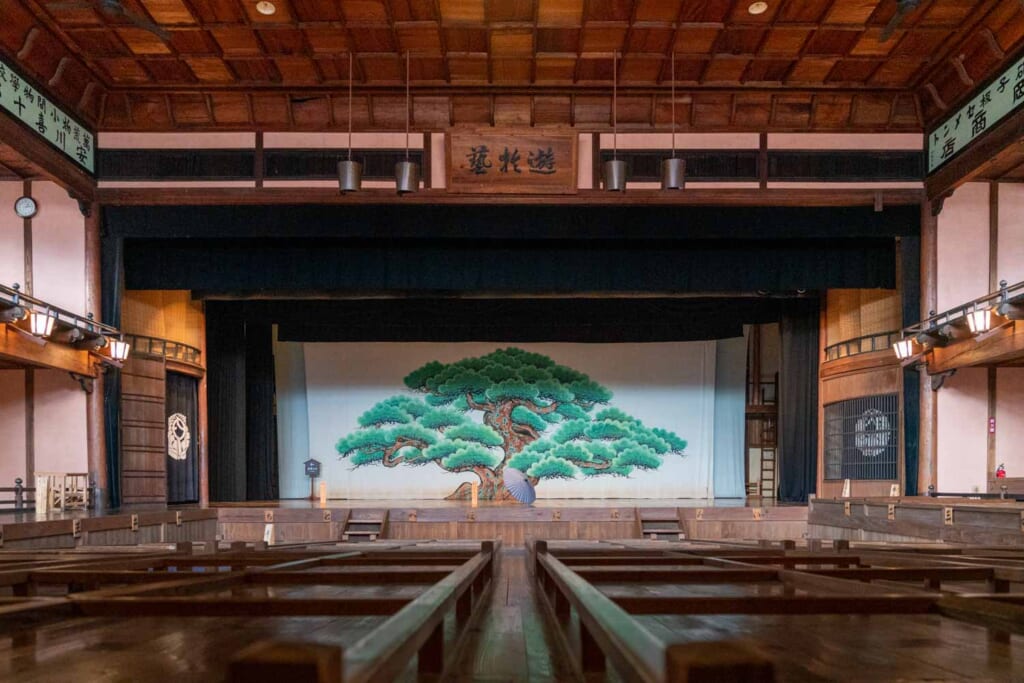 Une salle de théâtre de kabuki au Japon dans la préfecture d'Ehime