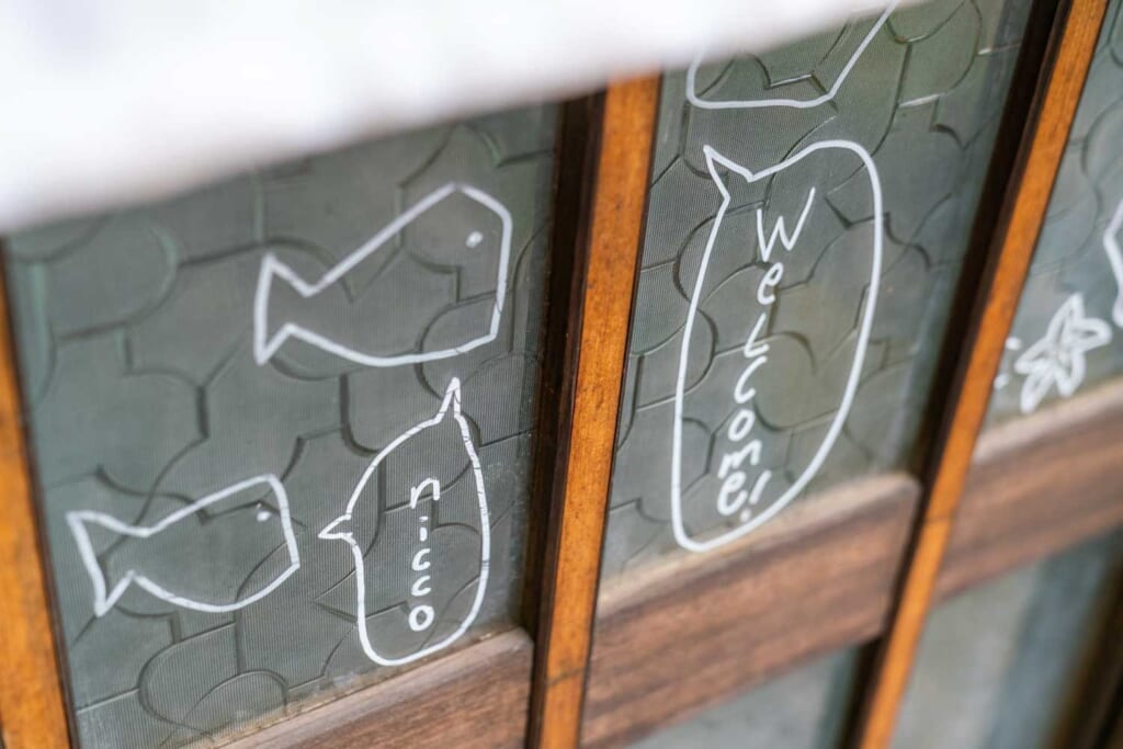 Des poissons dessinés sur la devanture d'un restaurant japonais