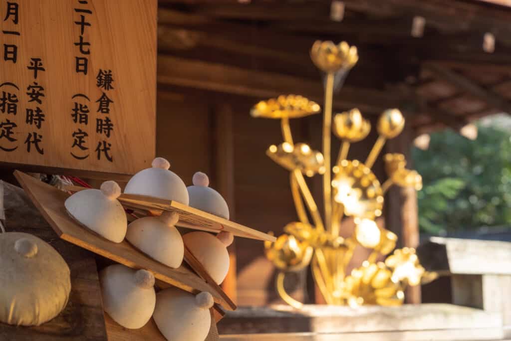 Tablettes votives japonaises, ou ema, en forme de poitrine féminine dans le temple Jisons-in à Koyasan