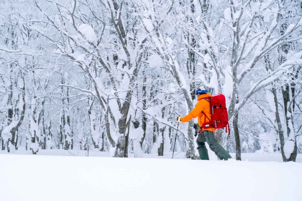 Une personne faisant du ski de randonnée au Japon