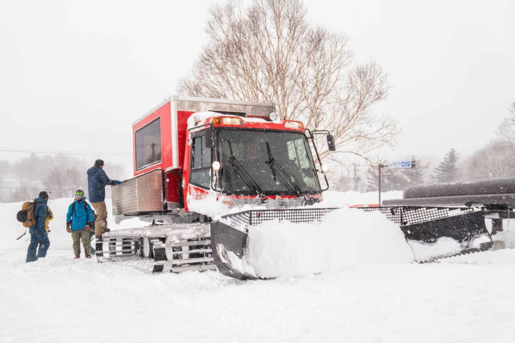 Un chasse neige dans une montagne japonaise