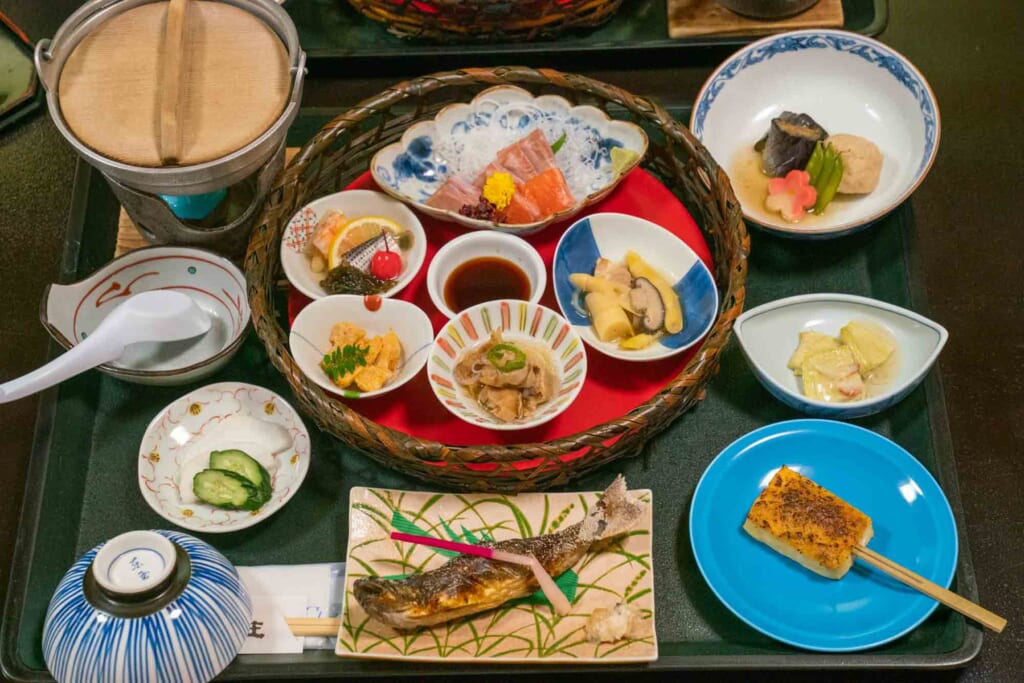 Repas japonais servi dans un ryokan de montagne