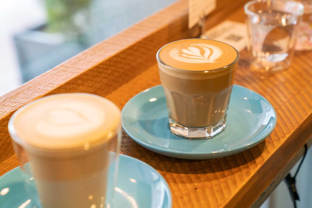 Tasses de café dans un établissement japonais