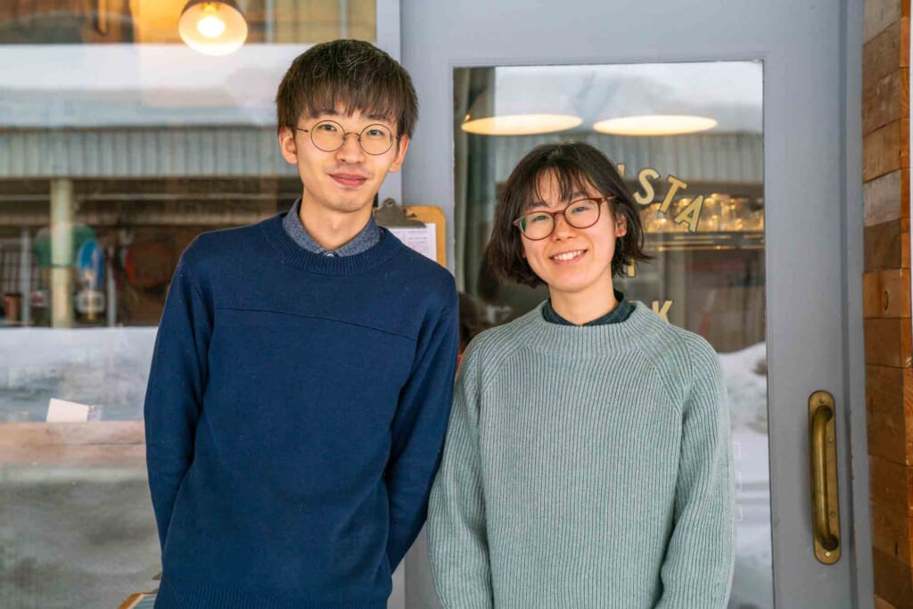 Les propriétaires d'un petit café à Aomori, au Japon