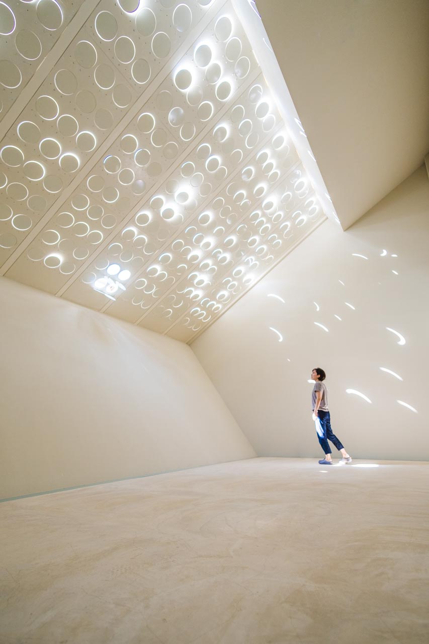 La salle du Soleil et de la Lune est ma pièce préférée. Les fenêtres du plafond se sont déclenchées au fur et à mesure de mes pas, révélant une traînée de lumière naturelle et de notes de piano