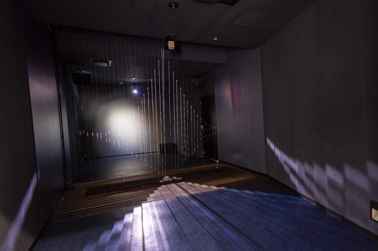 La salle de la mer où des gouttelettes d'eau semblent mystérieusement flotter