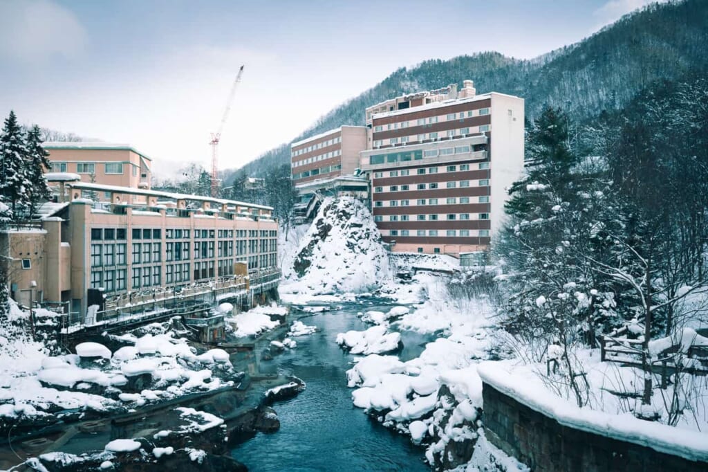 Un village onsen sous la neige en hiver sur l'île d'Hokkaido