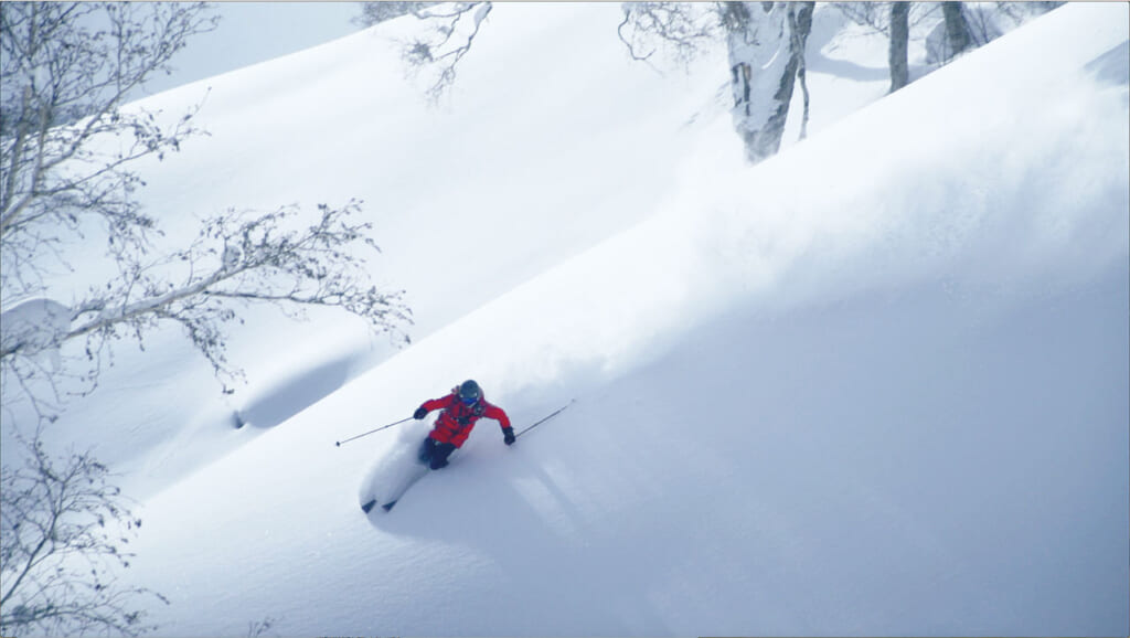Un skieur dévale la piste d'une station de ski d'Hokkaido