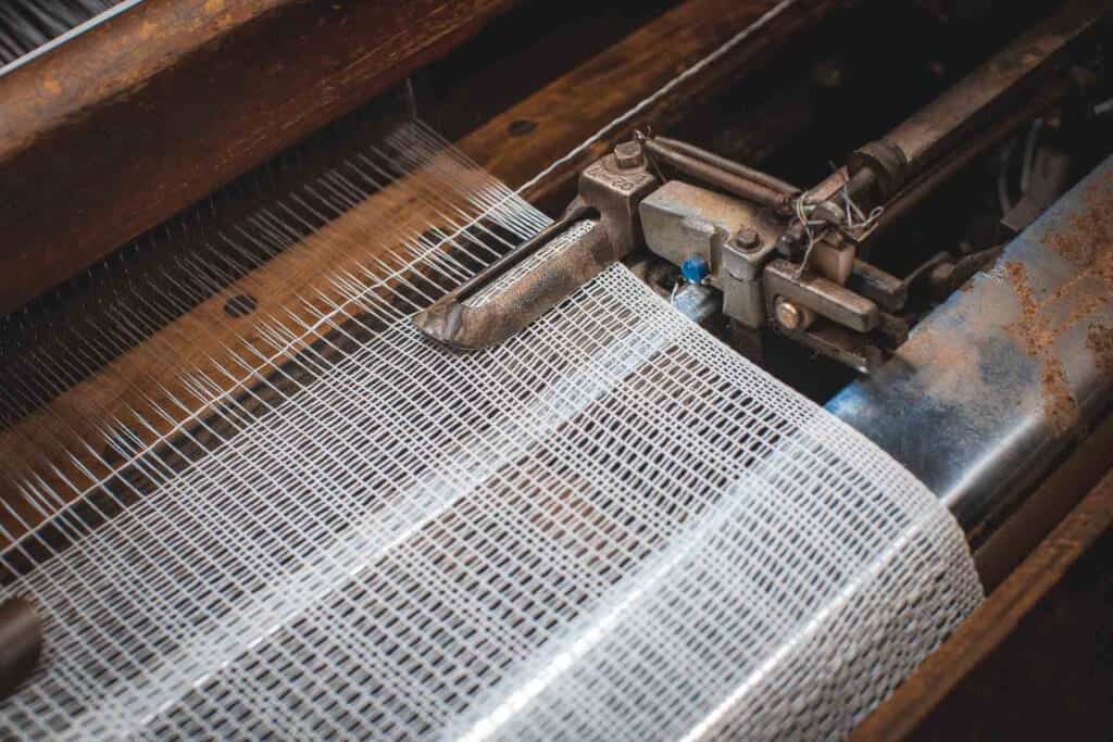 le tissage d'une serviette de bain en papier japonais washi selon d'anciennes techniques traditionnelles