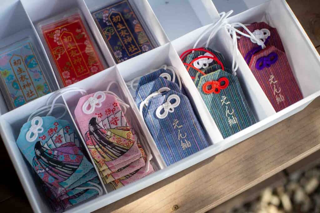 amulettes vendues dans un sanctuaire japonais de la région de Hamamatsu