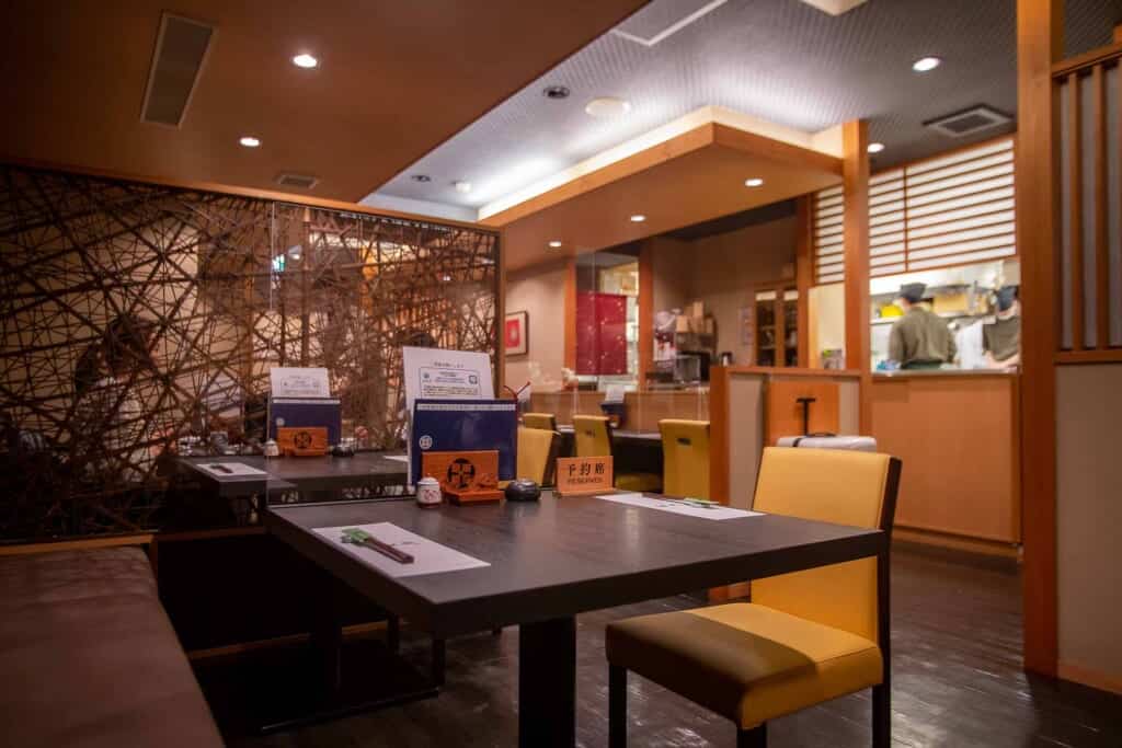 Table dans un restaurant japonais spécialisé dans l'anguille unagi