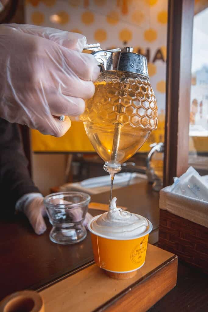 Le personel de Nagasaka Apiary prépare une glace au miel