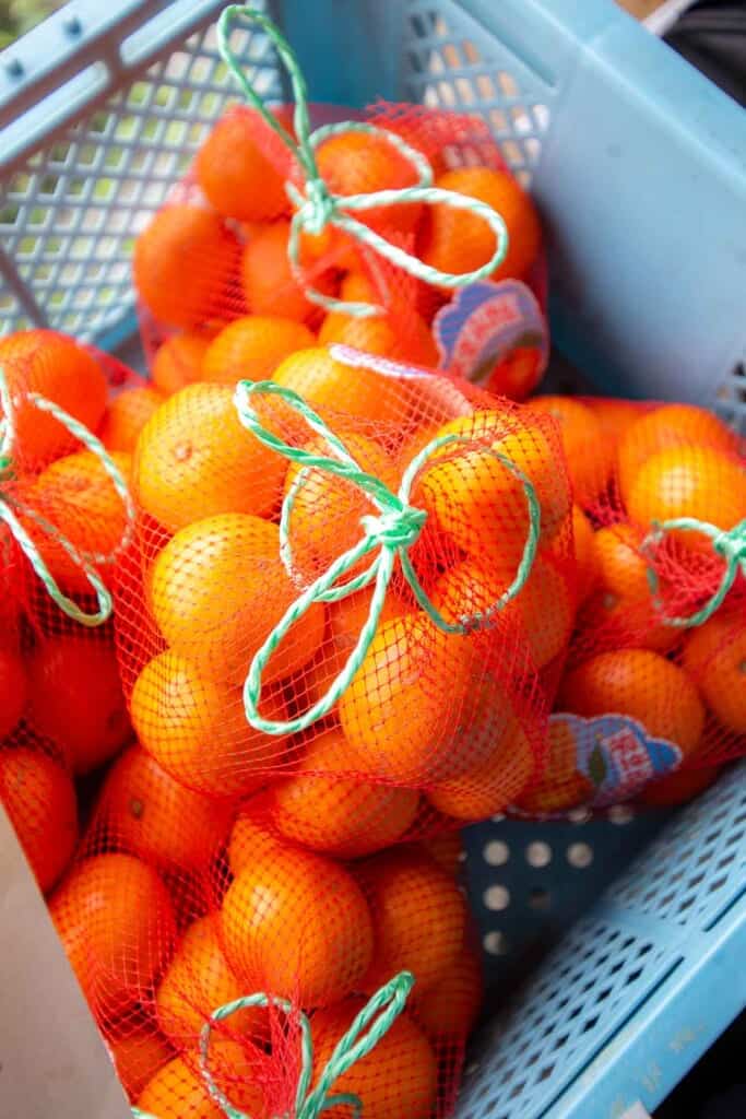 Des sacs de clémentines japonaises cultivées à Hamamatsu