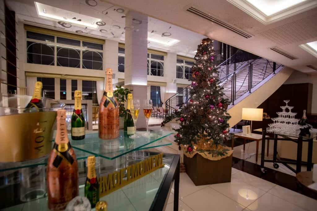 l'accueil d'un hôtel japonais durant la période de noël.