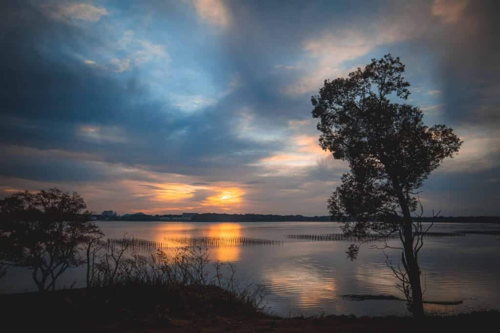 lever du soleil sur le lac hamana dans la région de hamamatsu