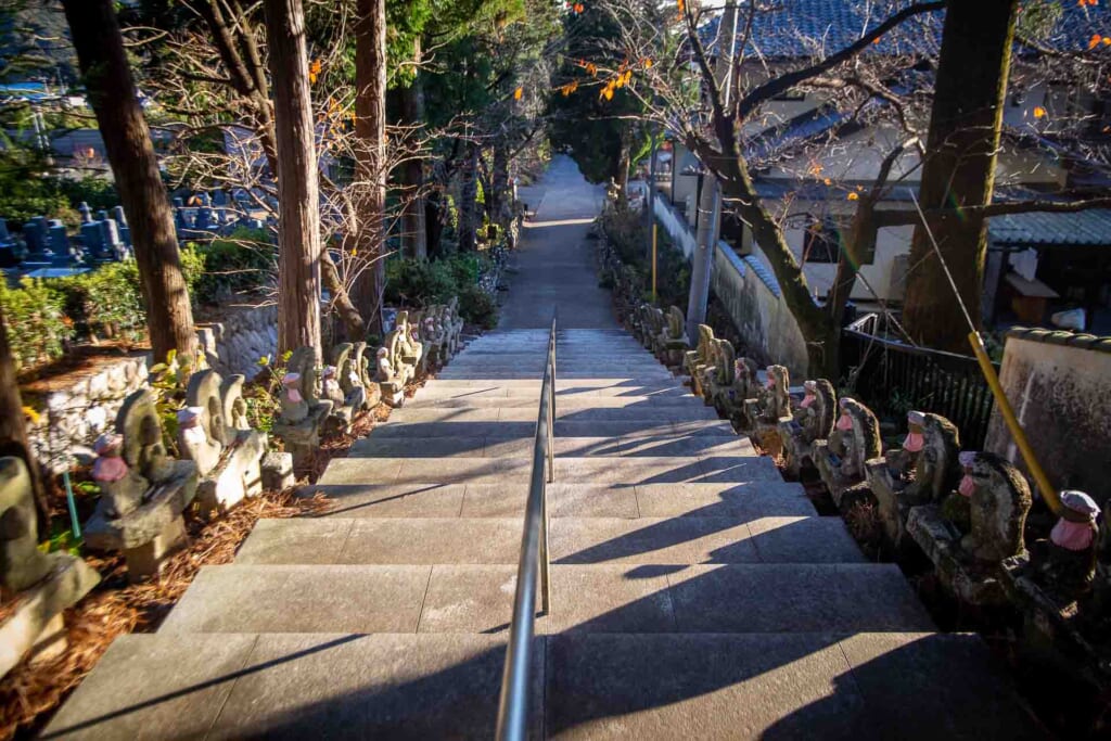 Escalier bordé de statuettes jizo