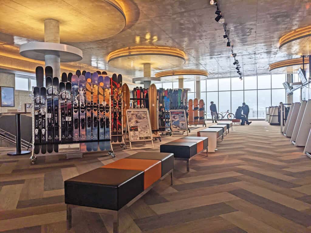 Une boutique de location de ski dans une station japonaise