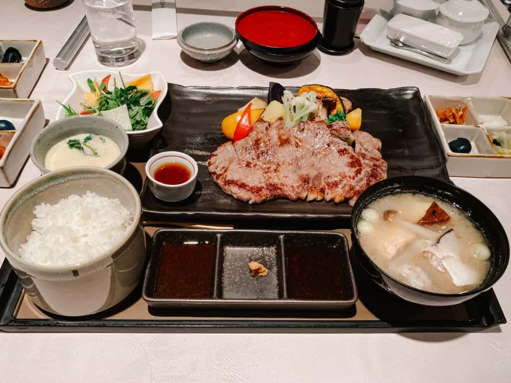 Un repas copieux dans une station de ski japonaise