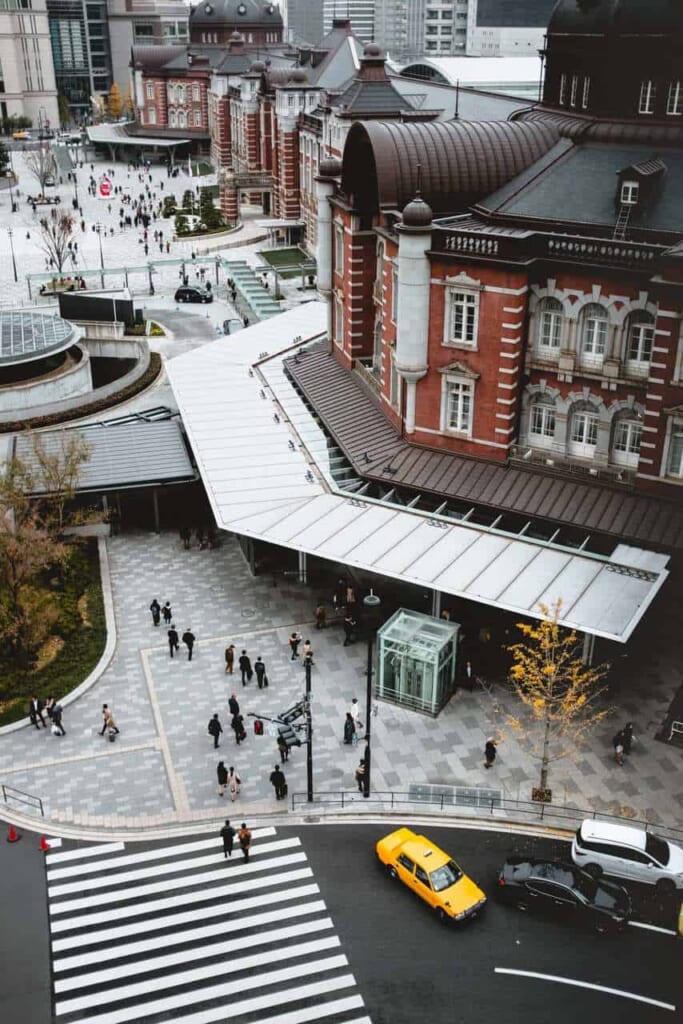 La gare de Tokyo de jour depuis les hauteurs