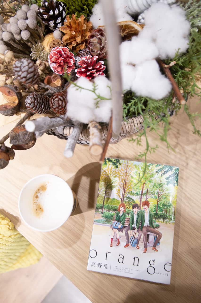 Lecture du manga Orange dans un manga café