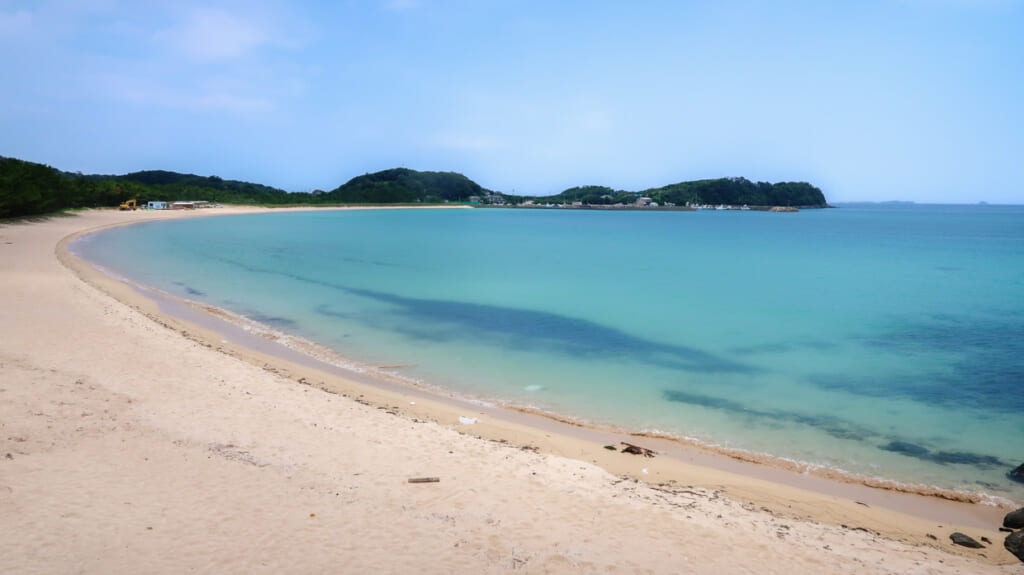Plage de sable fin de Tsutsukihama à Iki, au Japon 