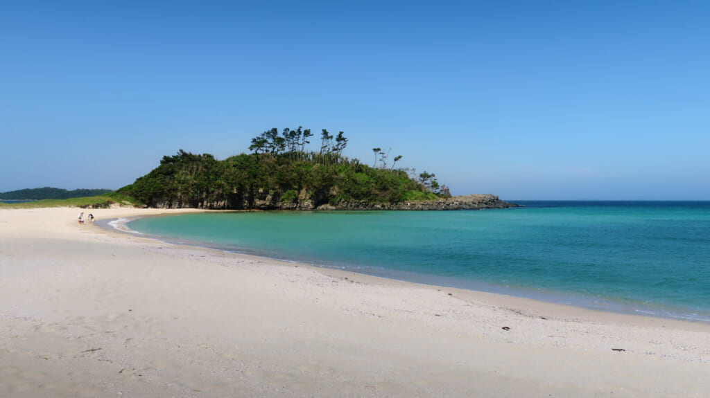 Plage de sable fin d'Ohama à Iki, au Japon 