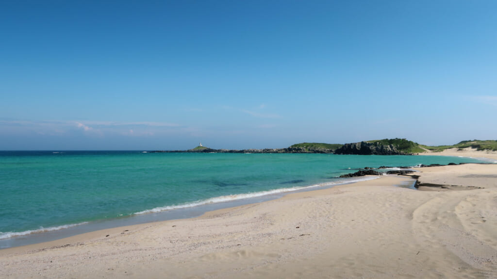 Plage de sable fin d'Ohama à Iki, au Japon. Eau turquoise.