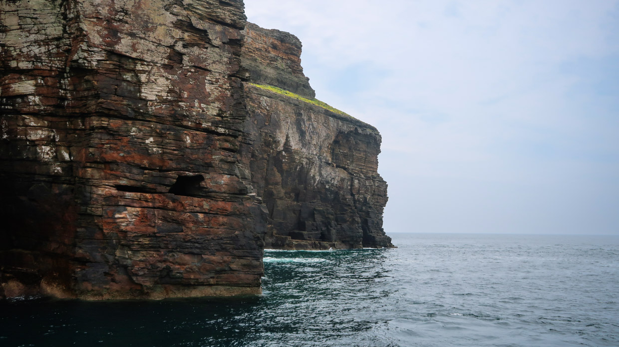 Falaises vues depuis la croisière à Iki