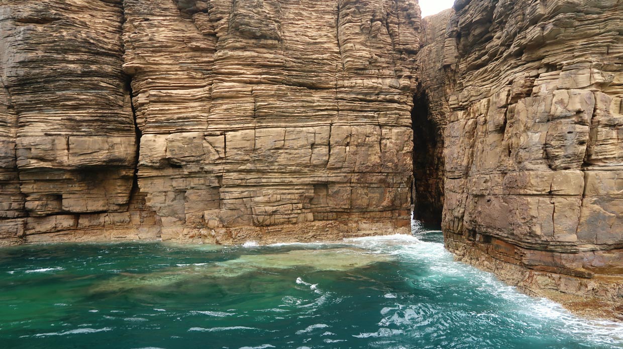 Croisière en bateau à Iki. Falaises et eau turquoise.