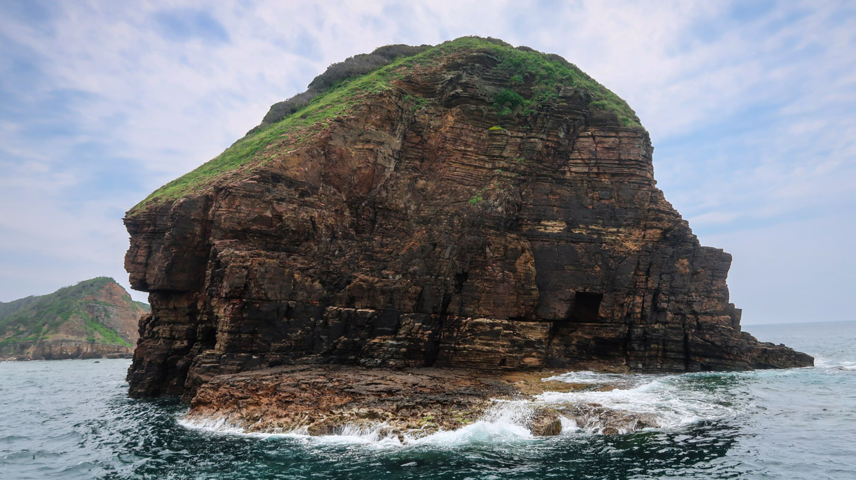 Îlot rocheux vu depuis la croisière à Iki