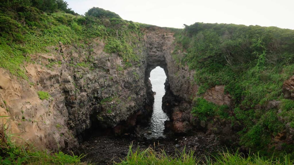 Trou dans la falaise d'Oni no Ashiato, sur l'île d'Iki
