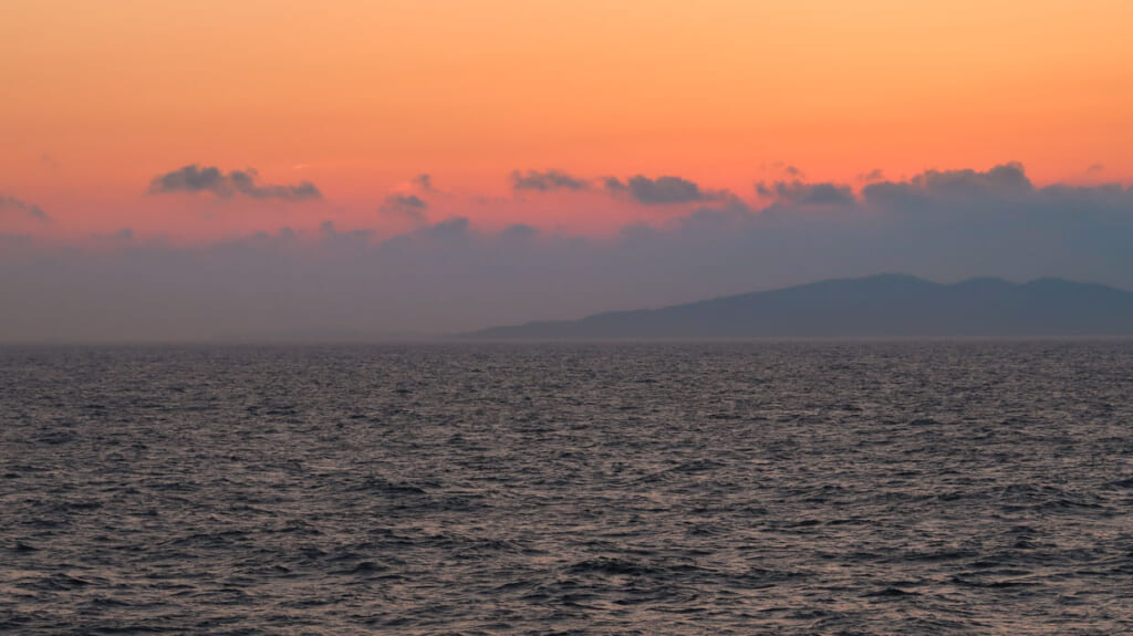 Ferry traversant la mer de Chine au crépuscule entre les ports de Karatsu et d'Indoji.