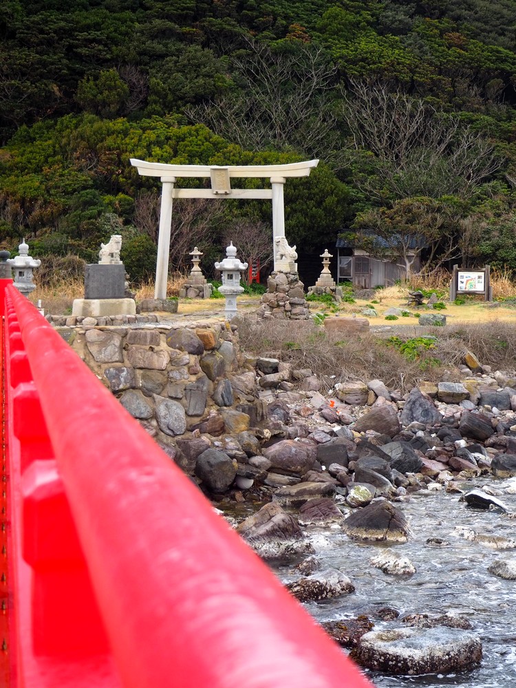 Le torii du sanctuaire Ominato se rapproche lors de la traversée du pont