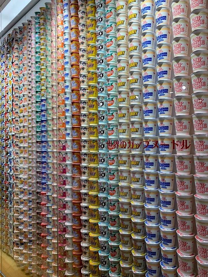 Les différents emballages de nouilles instantanées selon le pays